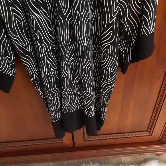 N Natori Women's Size Large 3/4 Dolman Sleeves V-Neck Abstract Black/White Print - Picture 4 of 4